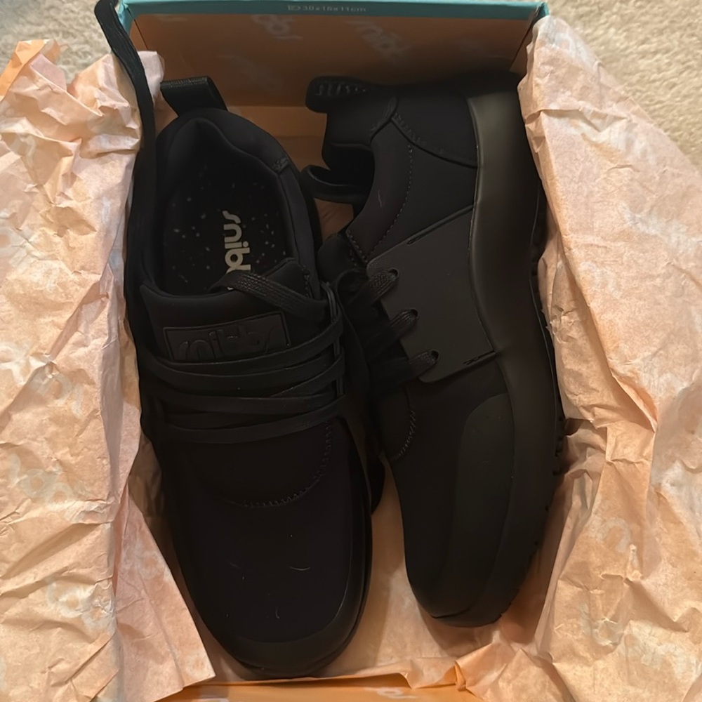 Snibbs shoes size 8W/6.5M. Never worn!